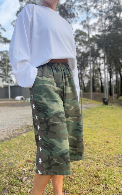By Frankie Dark Camo Star Jorts