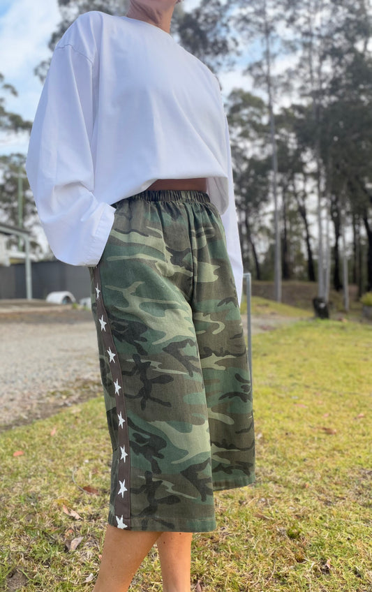 By Frankie Dark Camo Star Jorts